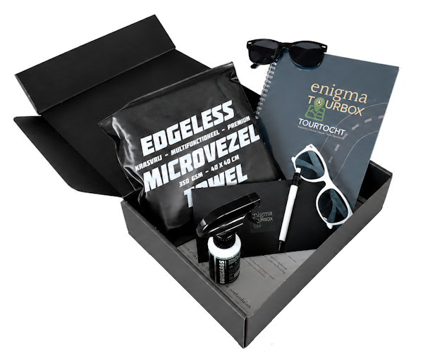 Geopende Classic Plaza Tourbox met microvezeldoek, routeboek, zonnebril en detailing spray